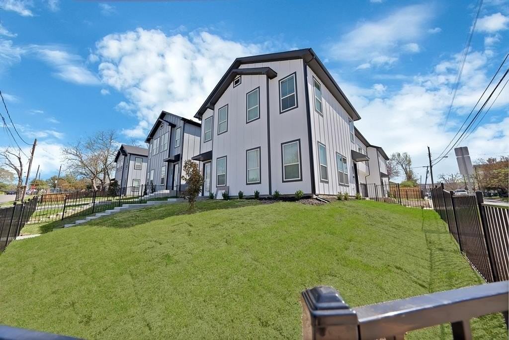 302 E 7th St - Photo 2 of 30