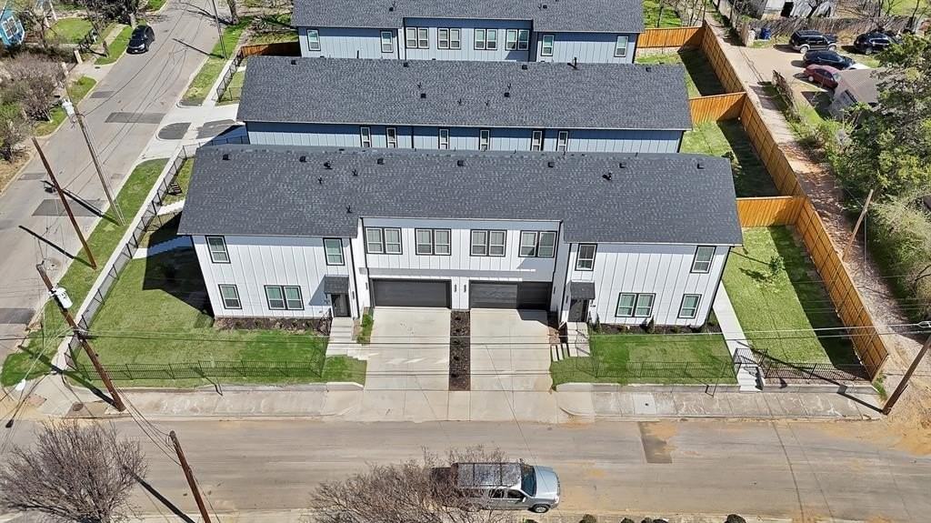 302 E 7th St - Photo 3 of 30