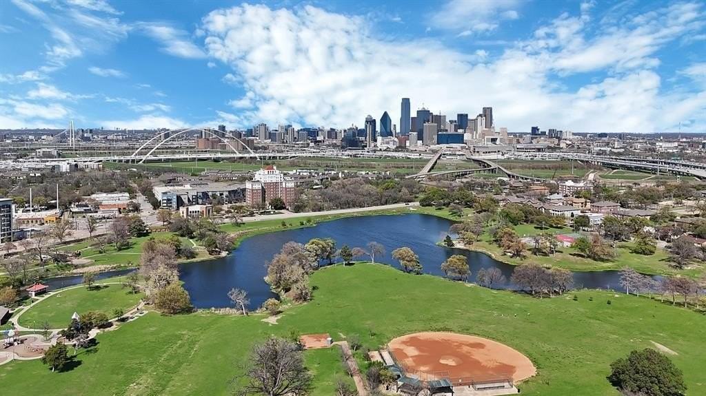 302 E 7th St - Photo 5 of 30