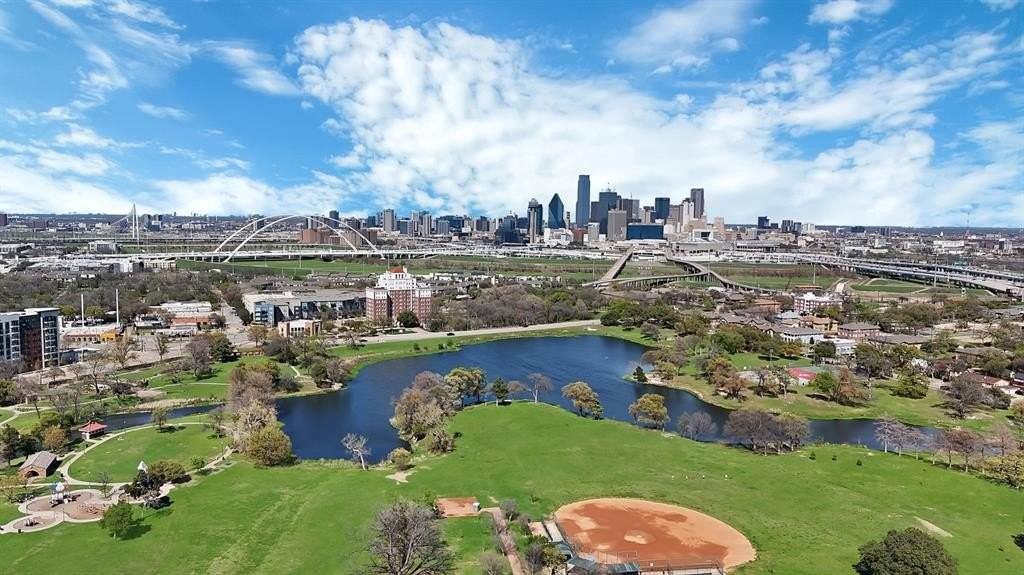 302 E 7th St - Photo 6 of 30