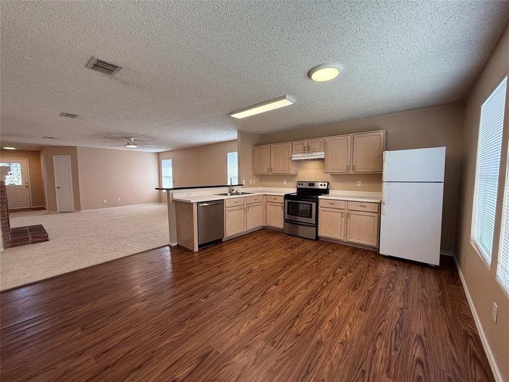 4417 Courtside Dr - Photo 2 of 15