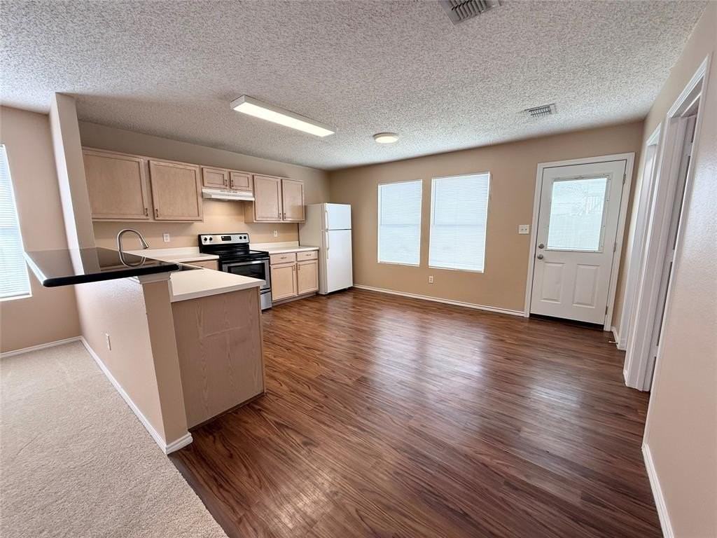 4417 Courtside Dr - Photo 3 of 15