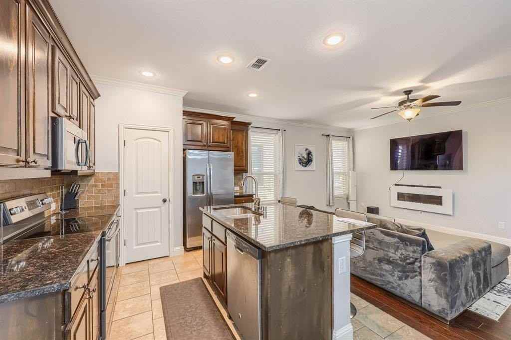 5035 Venecia Way - Photo 5 of 11