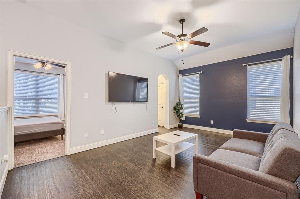 5035 Venecia Way - Photo 6 of 11