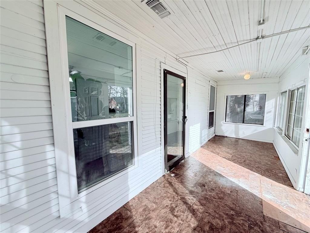 727 W Day St - Photo 3 of 20