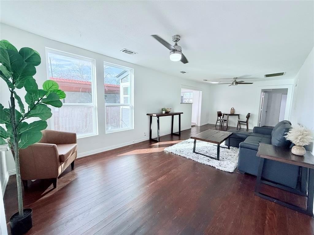 727 W Day St - Photo 4 of 20