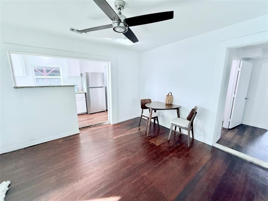 727 W Day St - Photo 5 of 20