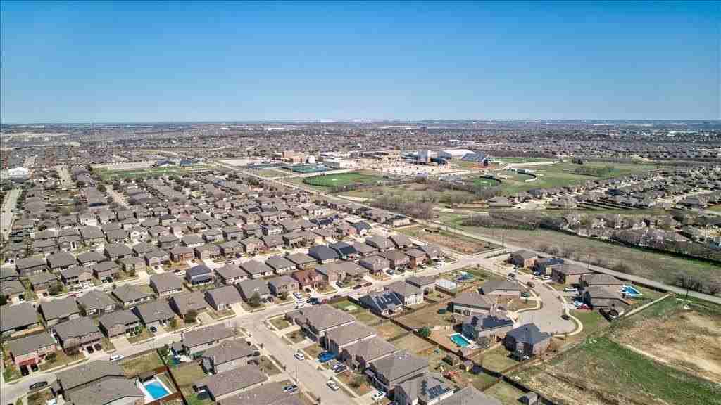 6233 Skysail Rd - Photo 4 of 30