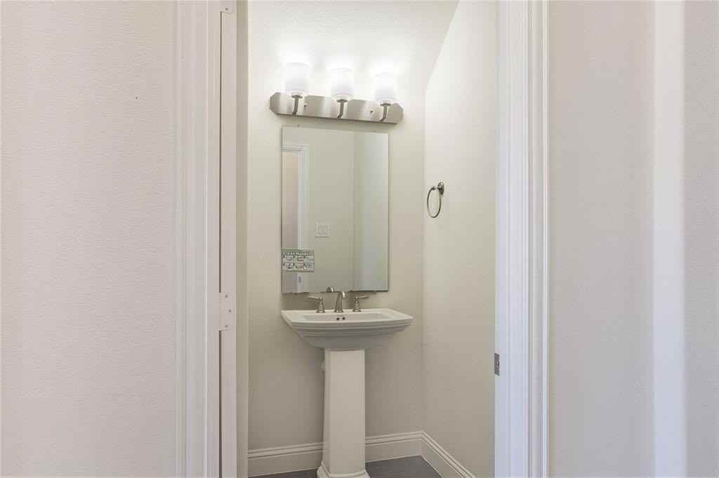 601 Cherry Tree Ln - Photo 4 of 30