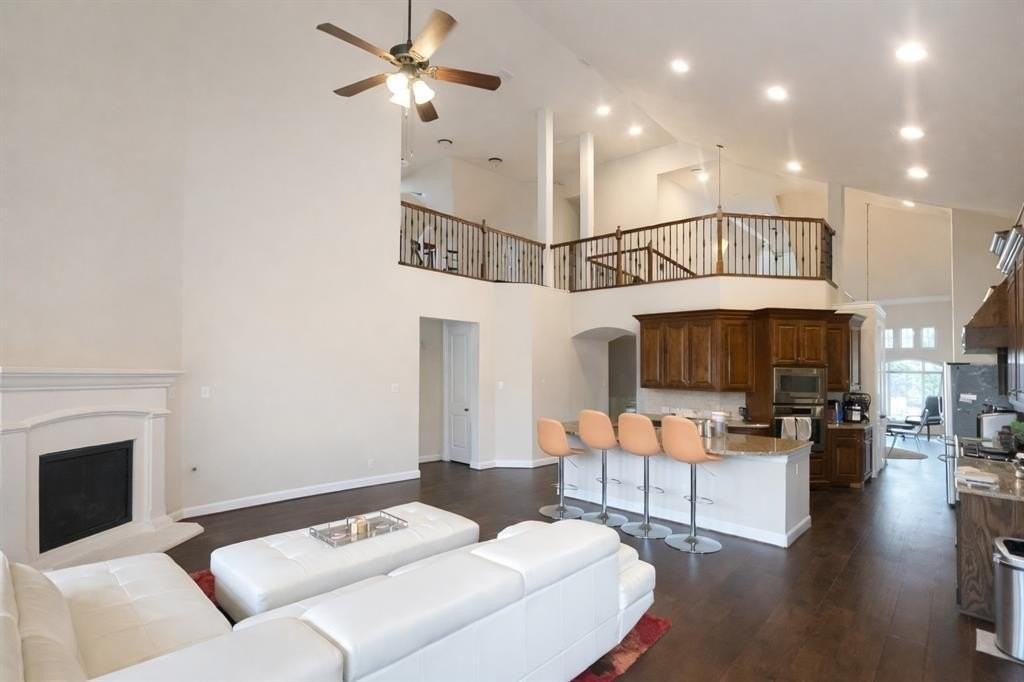 4820 Mulholland Dr - Photo 4 of 12