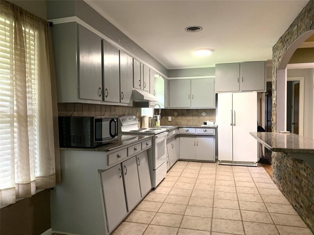 1012 S Maurice Ave - Photo 5 of 18