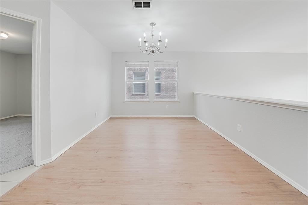 329 Highland Glen Dr - Photo 4 of 34