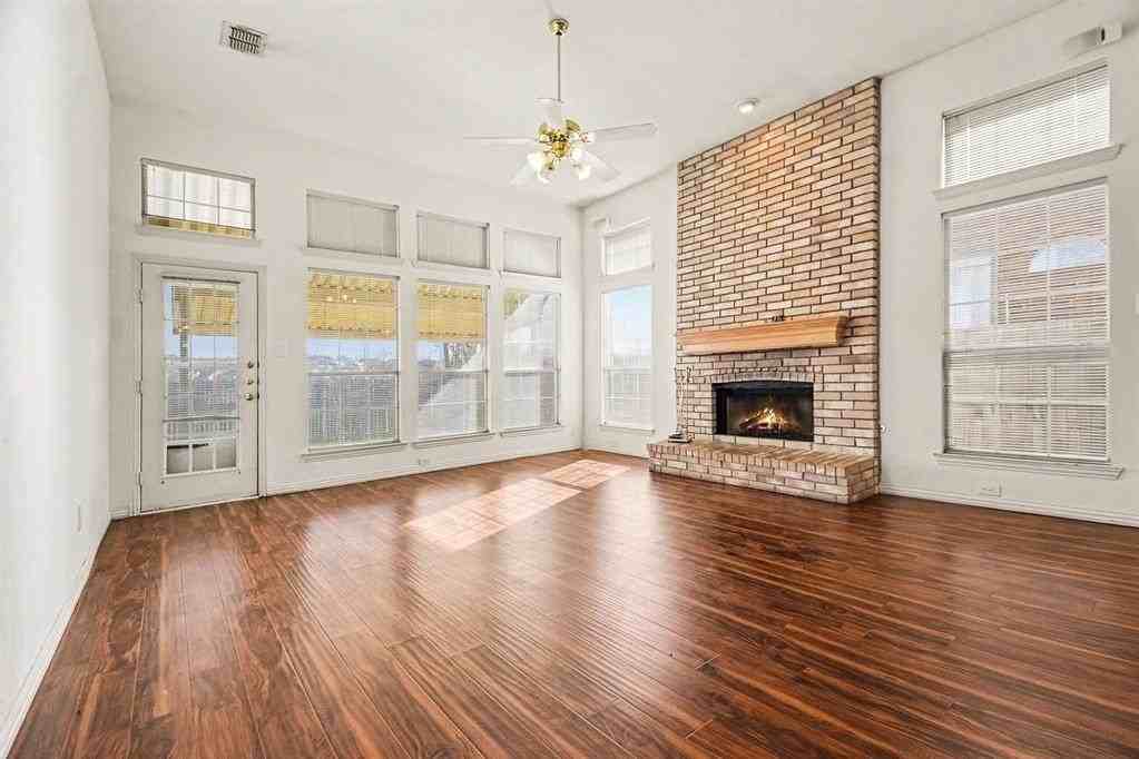 1005 Creek Bnd - Photo 4 of 30