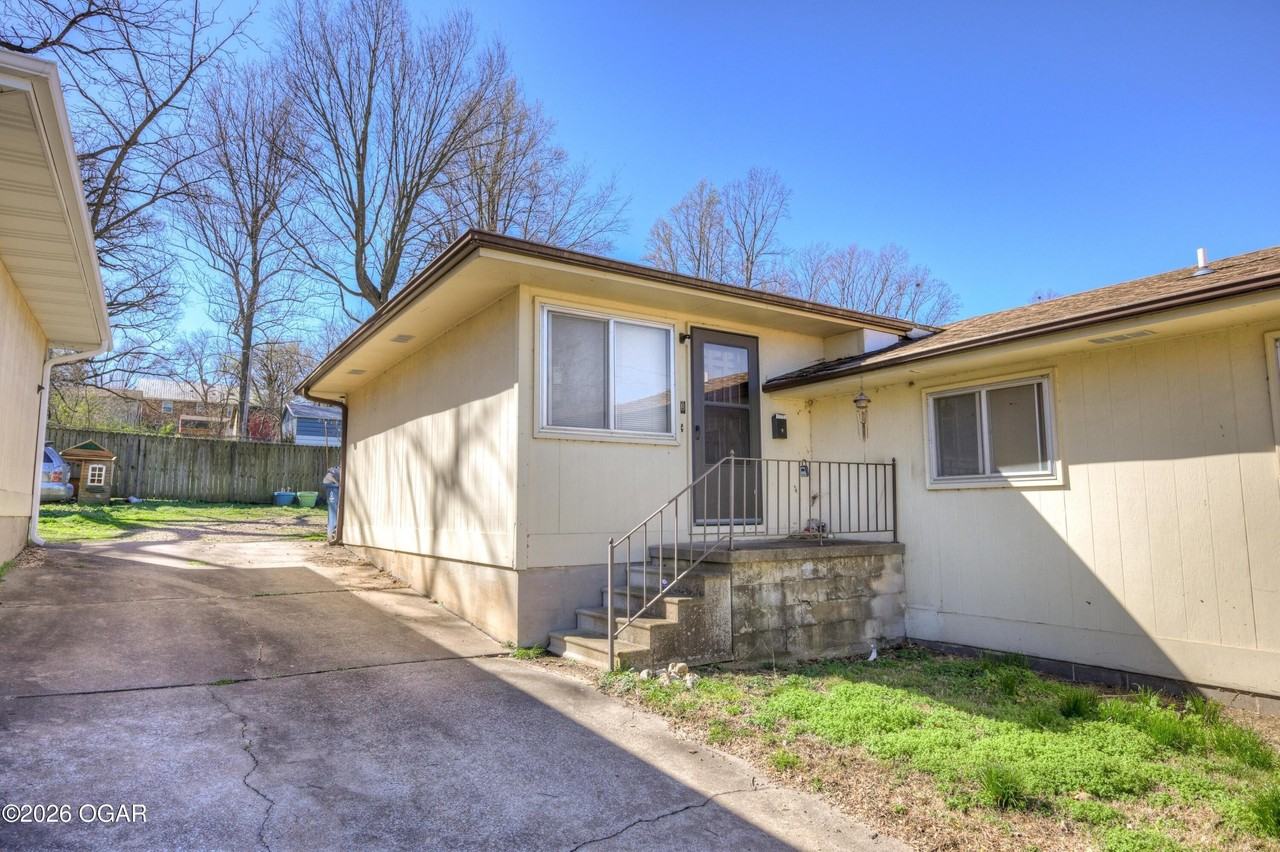 417 W Spring St Apt B - Photo 2 of 25