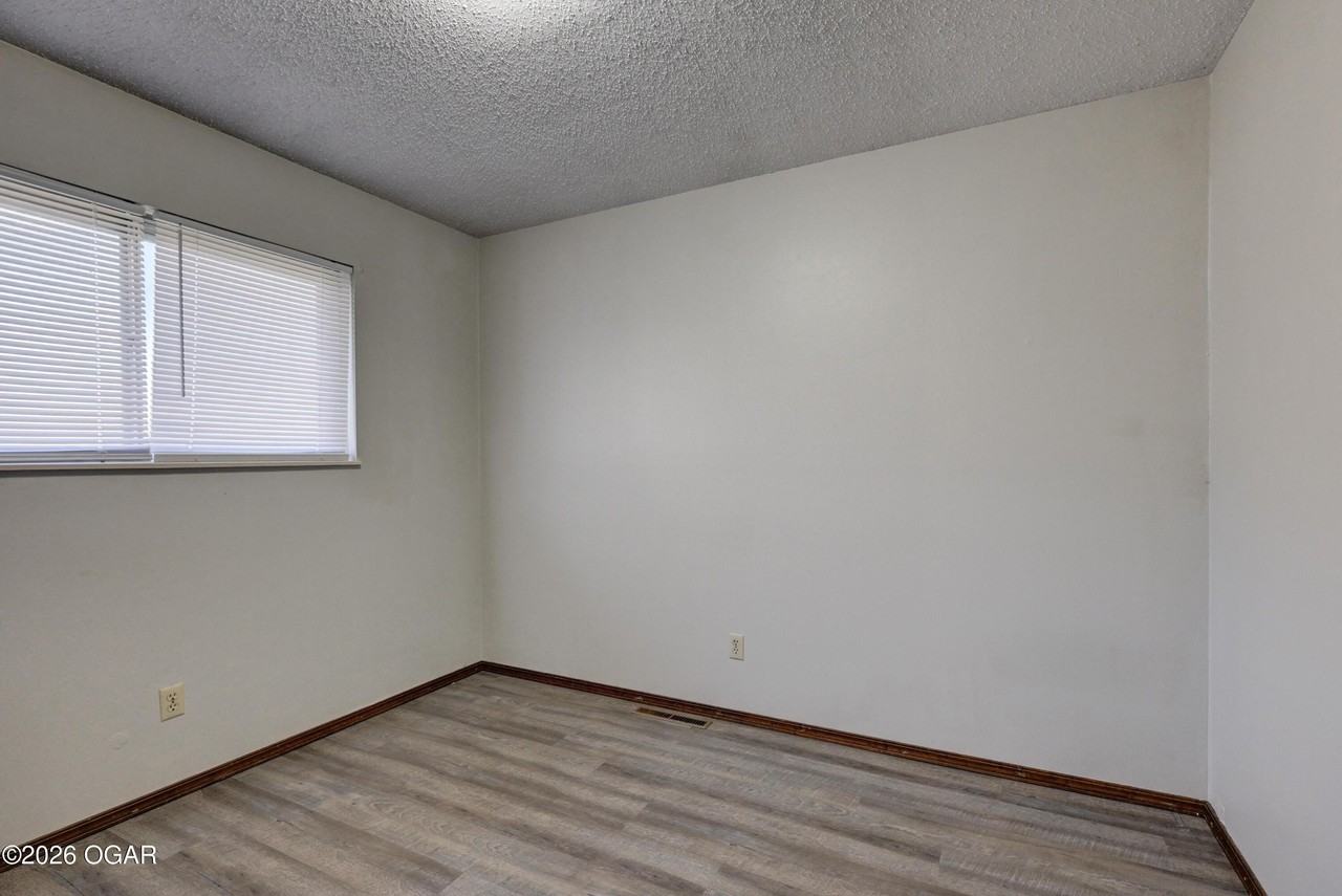 417 W Spring St Apt B - Photo 5 of 25