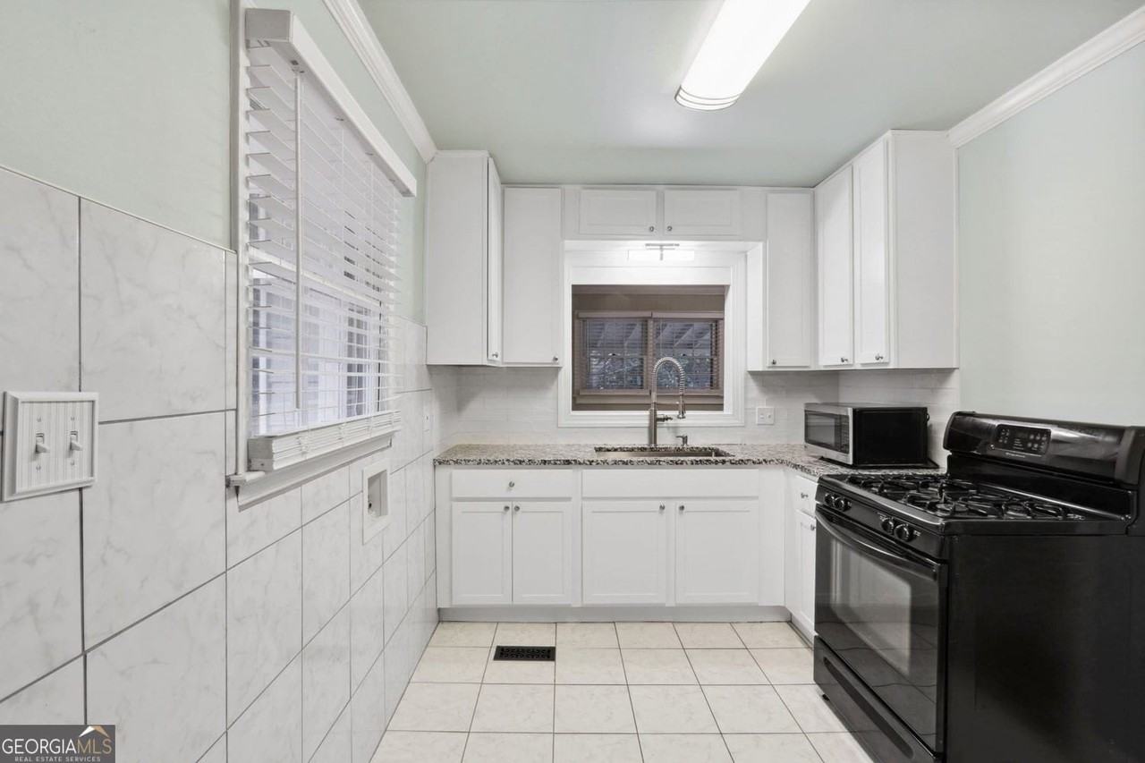 2120 Meadowbrook Ln Se - Photo 2 of 18