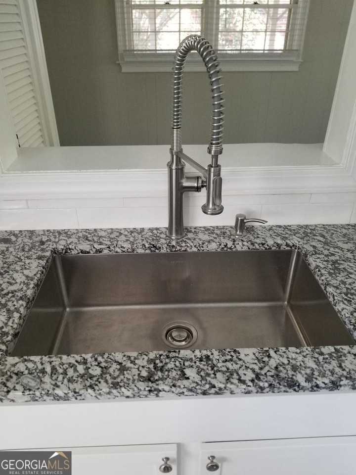 2120 Meadowbrook Ln Se - Photo 3 of 18