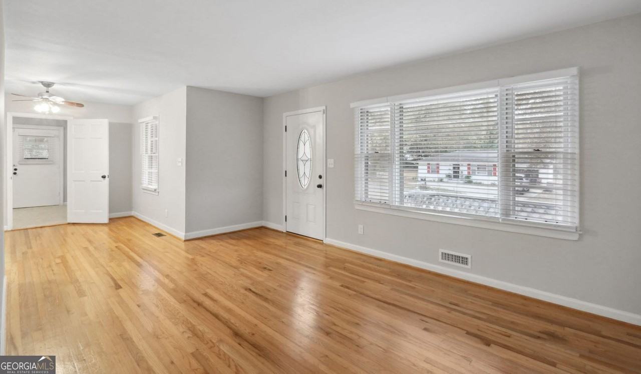 2120 Meadowbrook Ln Se - Photo 4 of 18