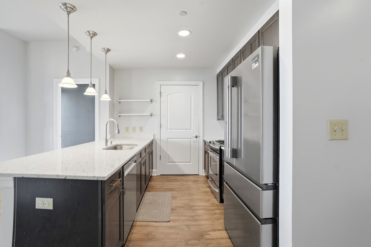 701 Royal Ct #911 - Photo 3 of 33