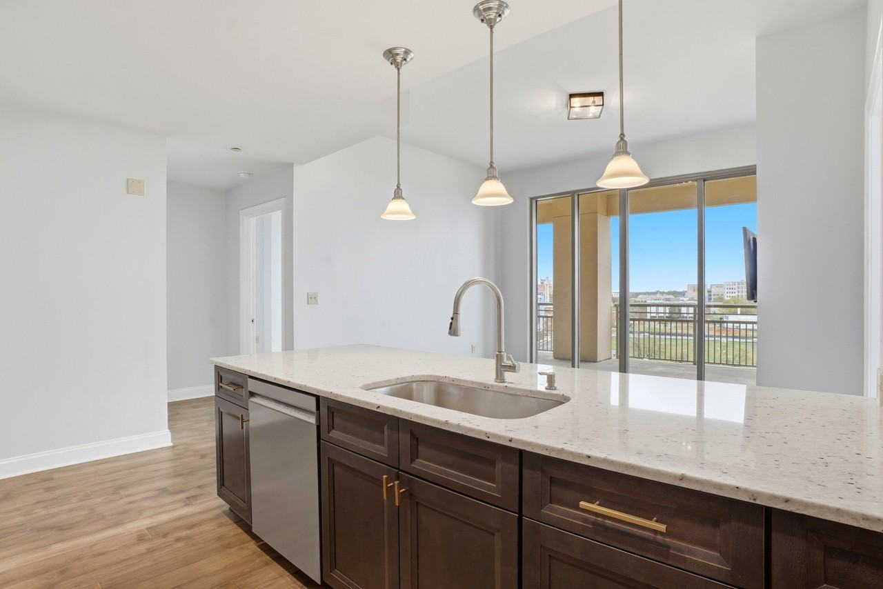 701 Royal Ct #911 - Photo 4 of 33