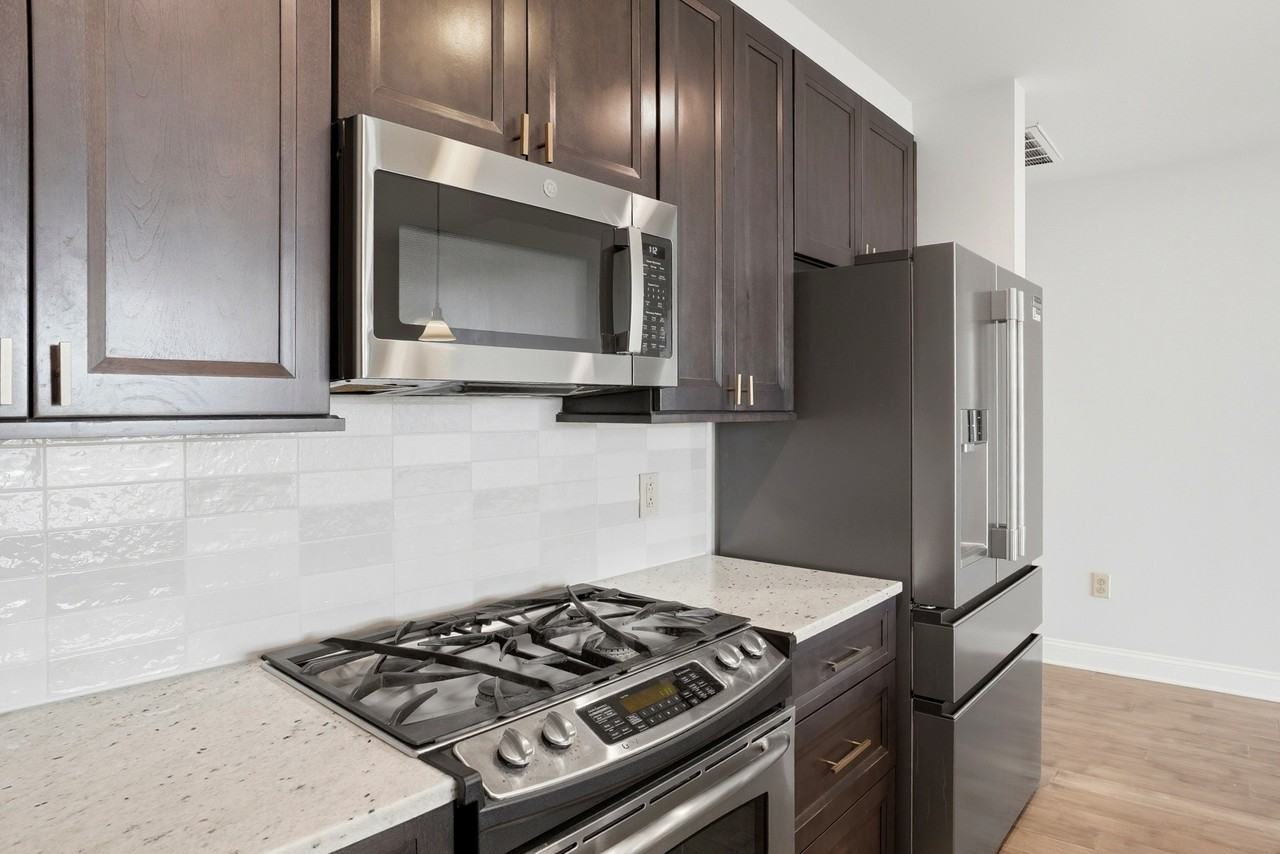 701 Royal Ct #911 - Photo 5 of 33