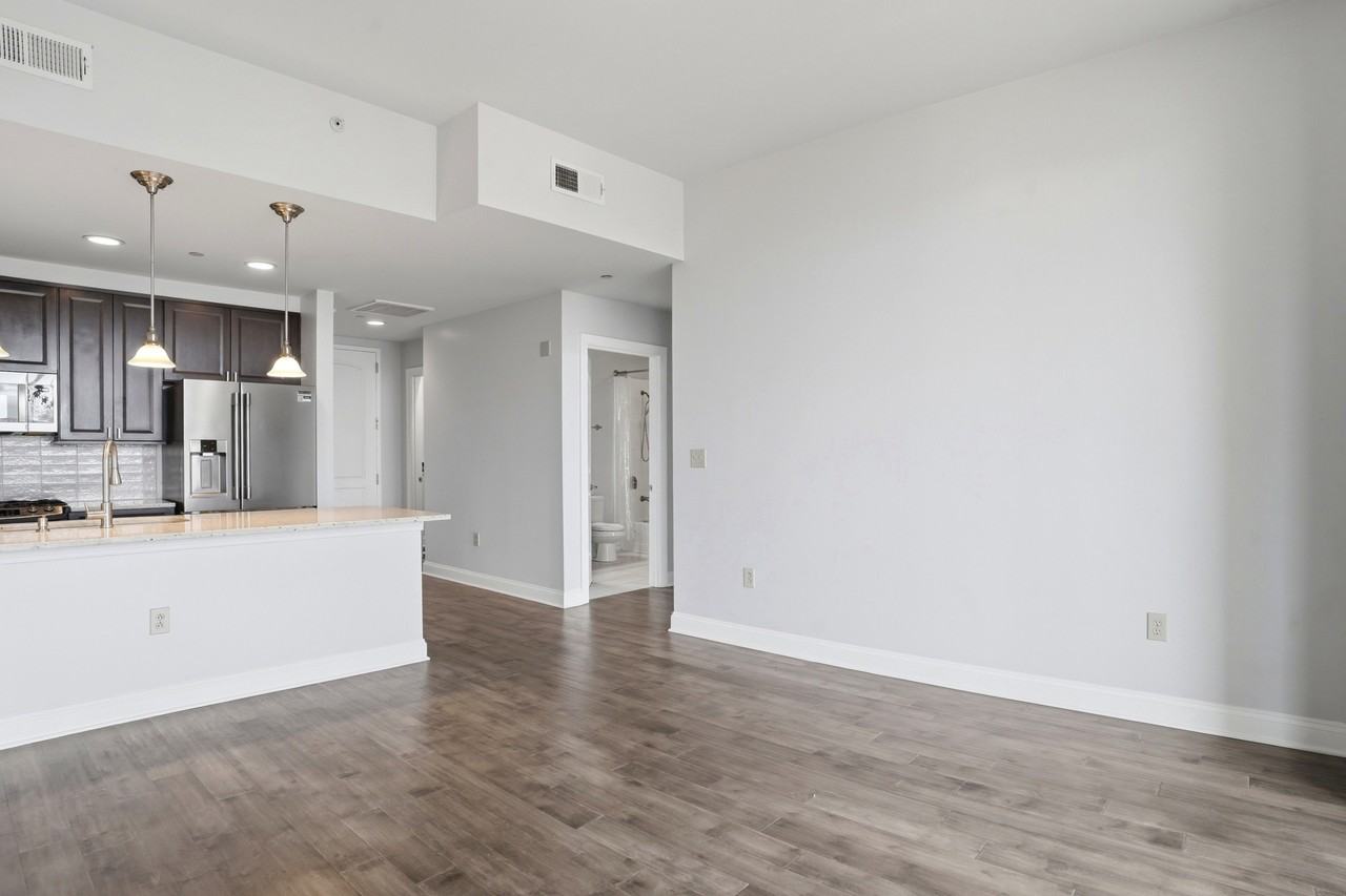 701 Royal Ct #911 - Photo 7 of 33