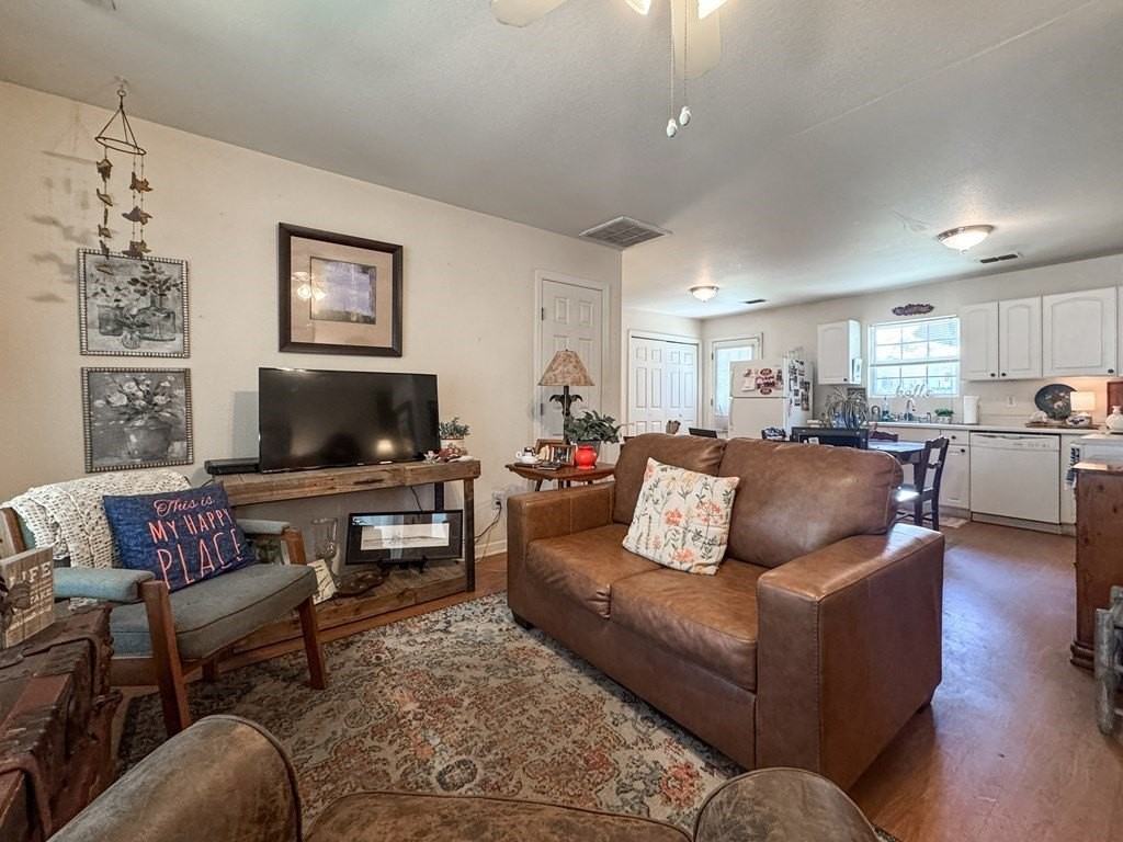 318 Earl King St - Photo 5 of 16