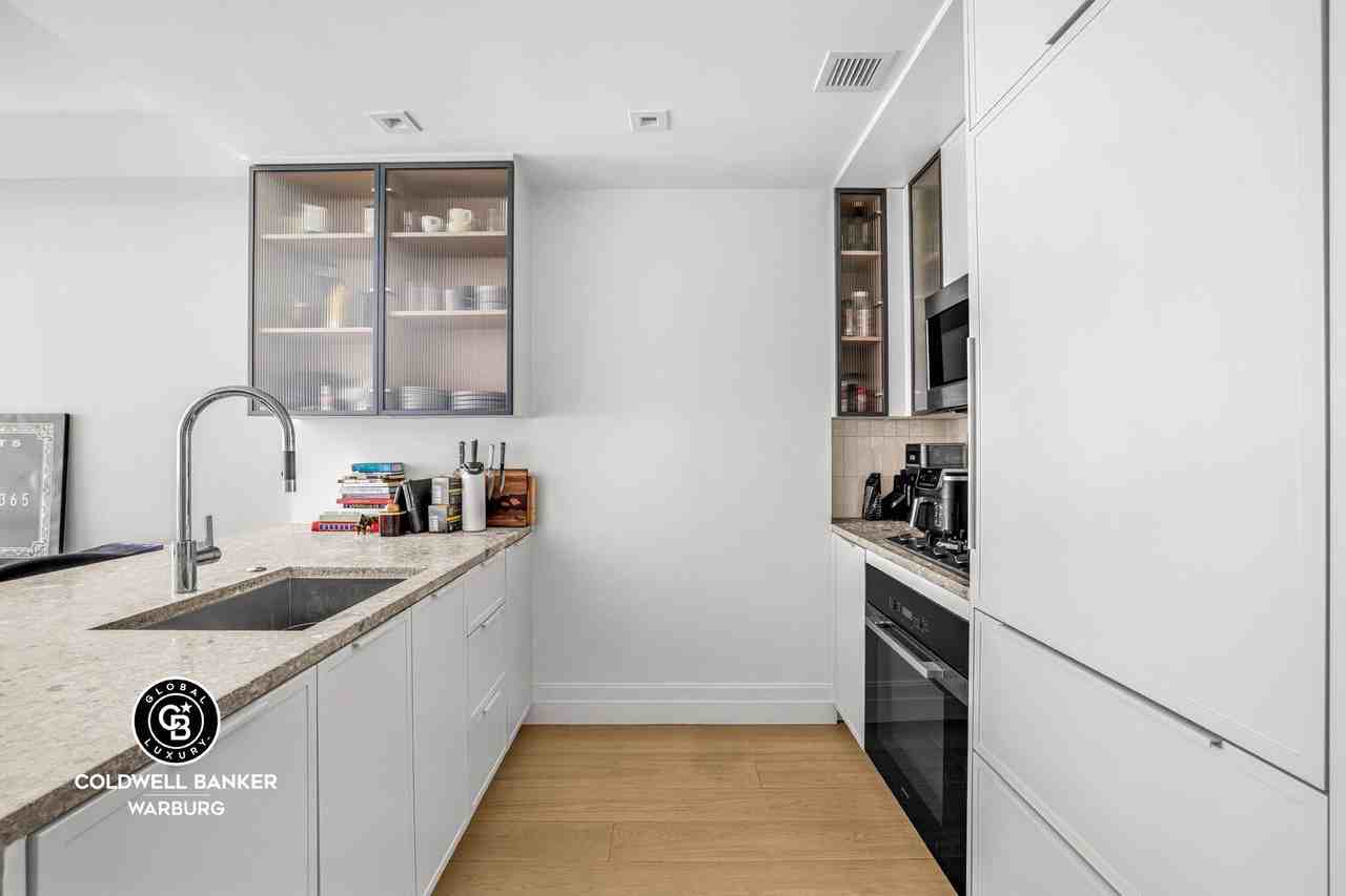 222 E Broadway #2B - Photo 2 of 6