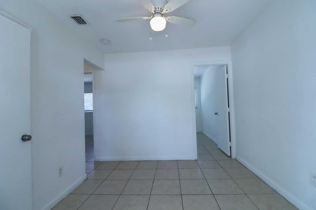 1960 Sw 41st Ave Apt 3 - Photo 3 of 11