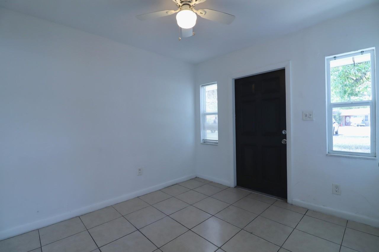 1960 Sw 41st Ave Apt 3 - Photo 2 of 11