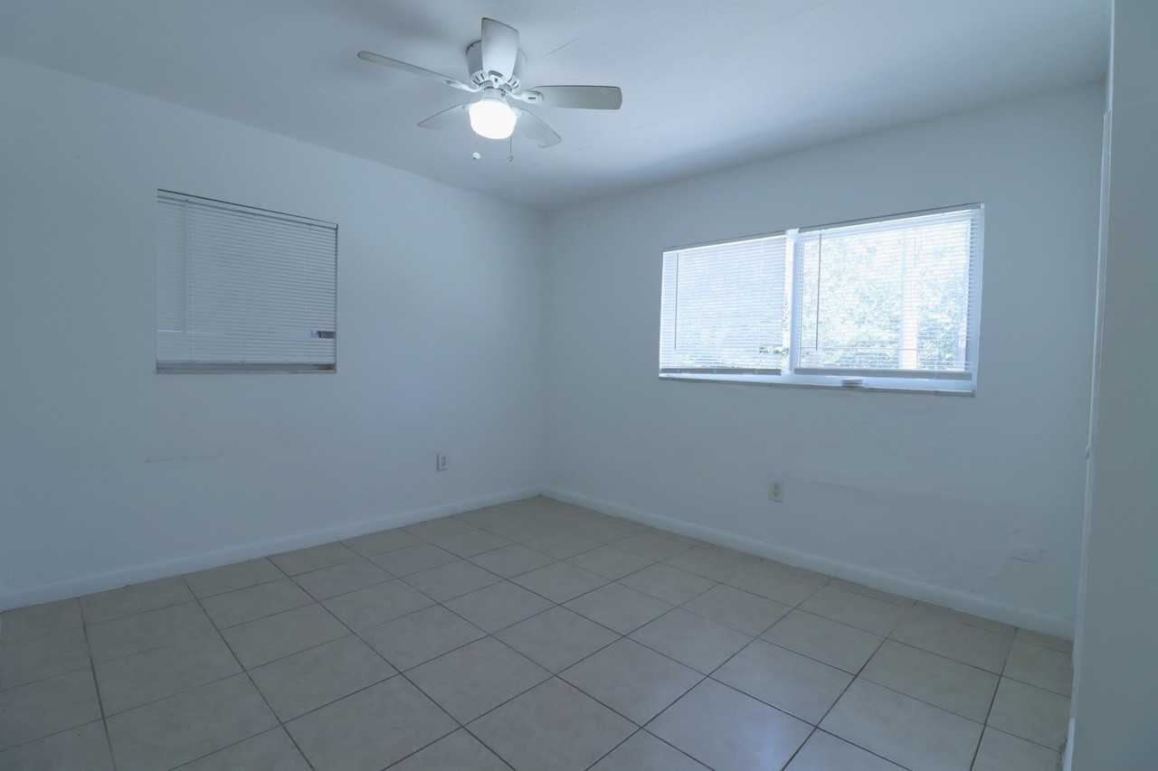 1960 Sw 41st Ave Apt 3 - Photo 6 of 11