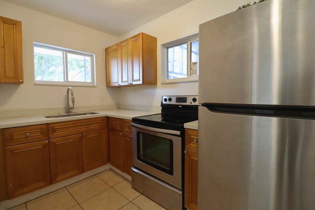 1960 Sw 41st Ave Apt 3 - Photo 4 of 11