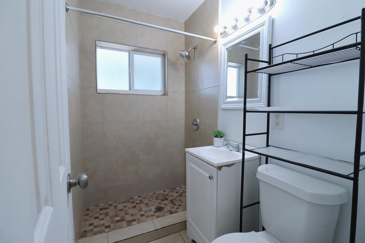 1960 Sw 41st Ave Apt 3 - Photo 7 of 11