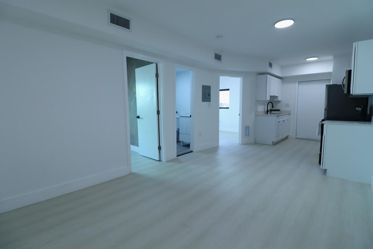 1814 Nw 2nd Ct Apt 2 - Photo 2 of 17