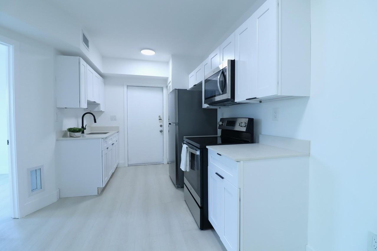 1814 Nw 2nd Ct Apt 2 - Photo 3 of 17