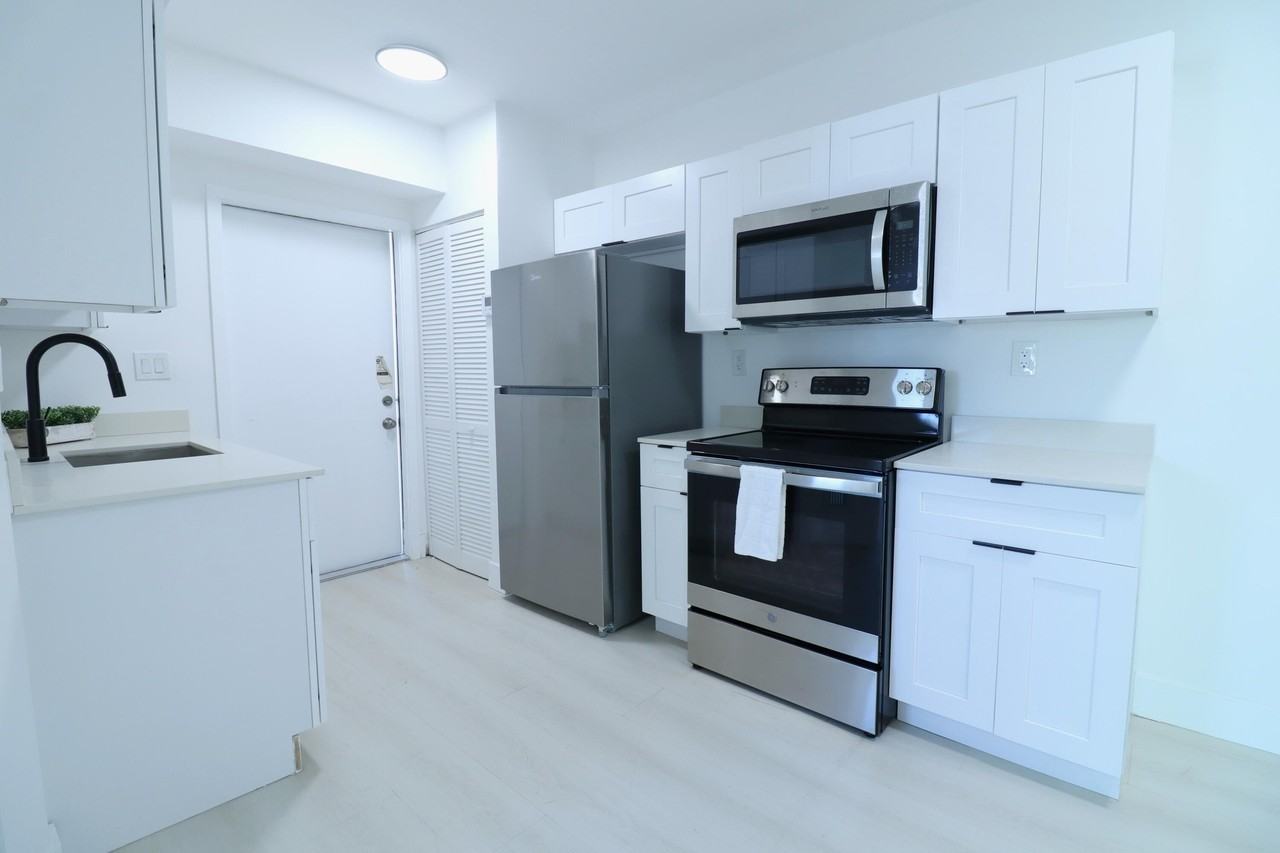 1814 Nw 2nd Ct Apt 2 - Photo 4 of 17