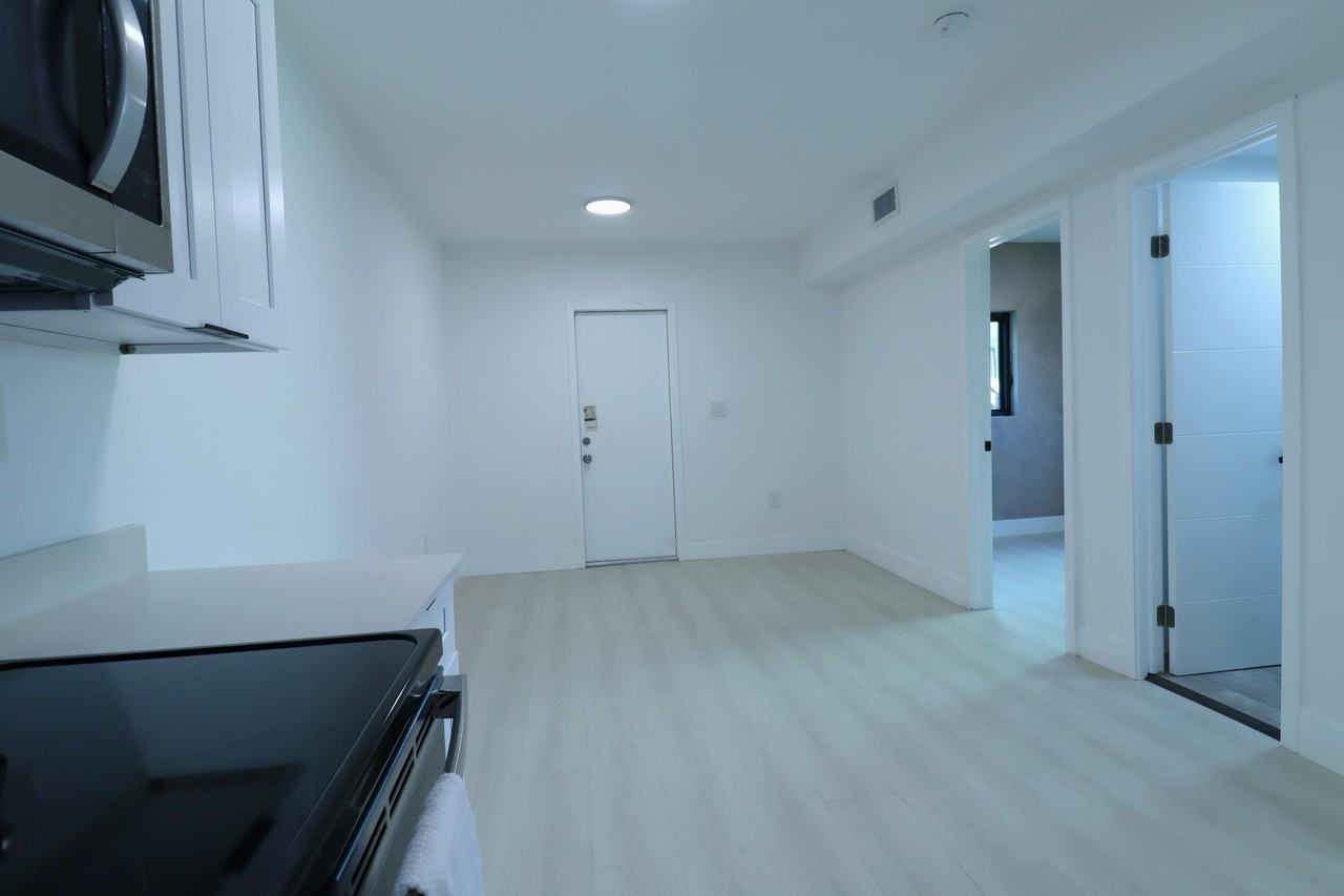 1814 Nw 2nd Ct Apt 2 - Photo 6 of 17