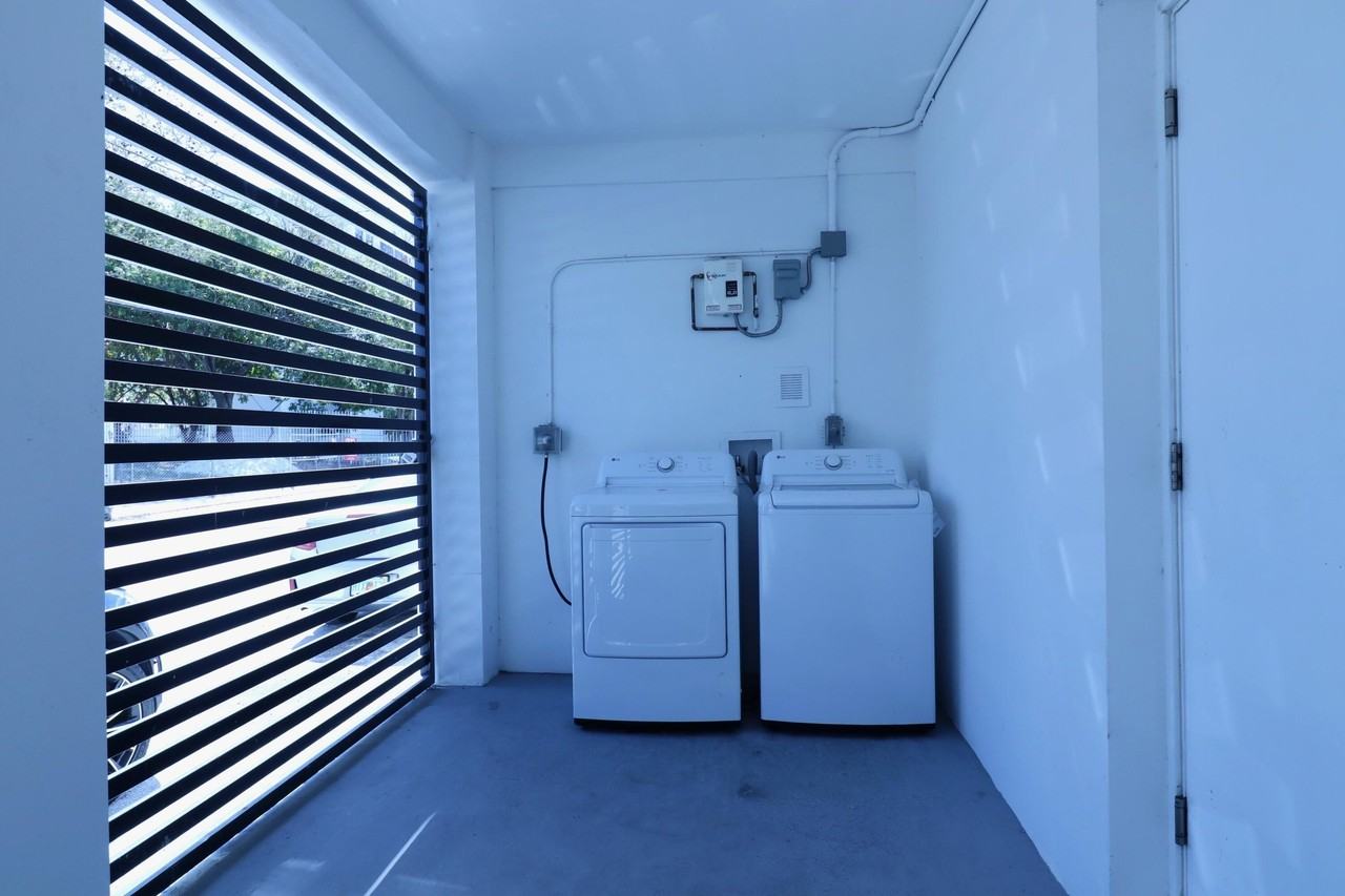 1814 Nw 2nd Ct Apt 2 - Photo 7 of 17