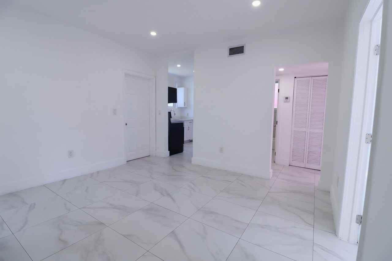 3025 Nw 8th Ave #2 - Photo 4 of 10