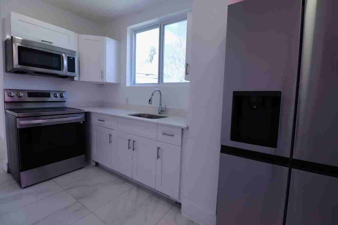 3025 Nw 8th Ave #2 - Photo 5 of 10