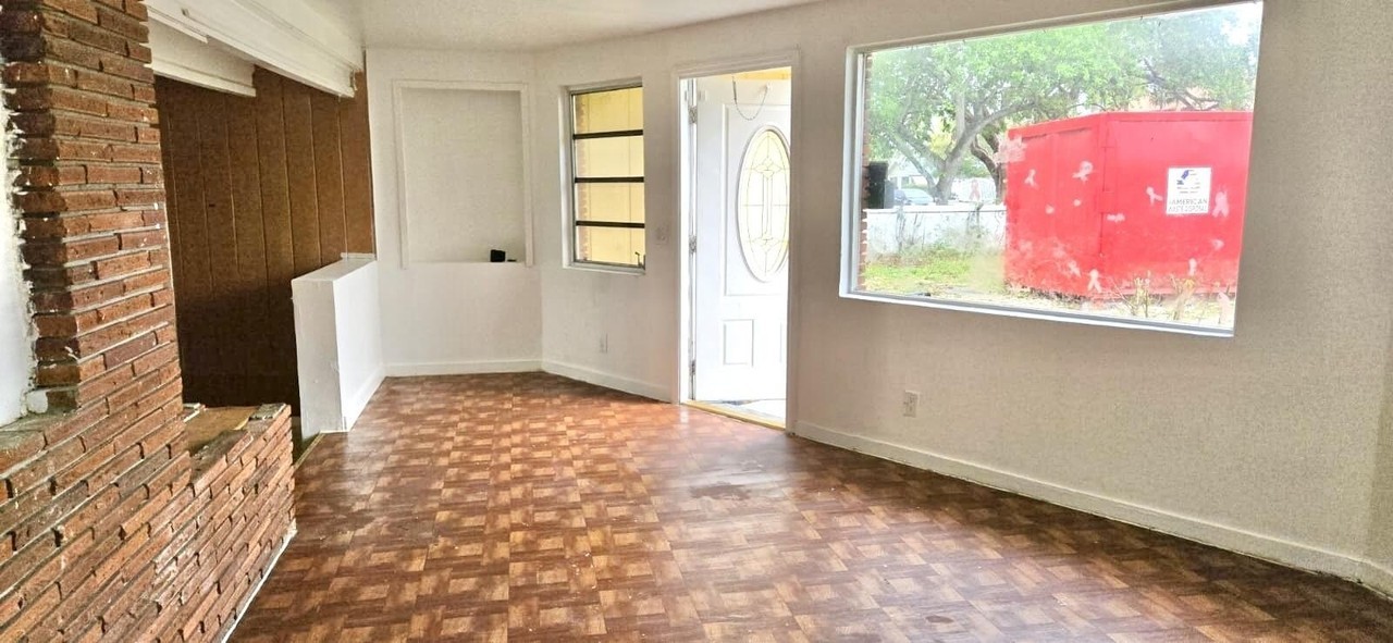 2325 Johnson St - Photo 4 of 21