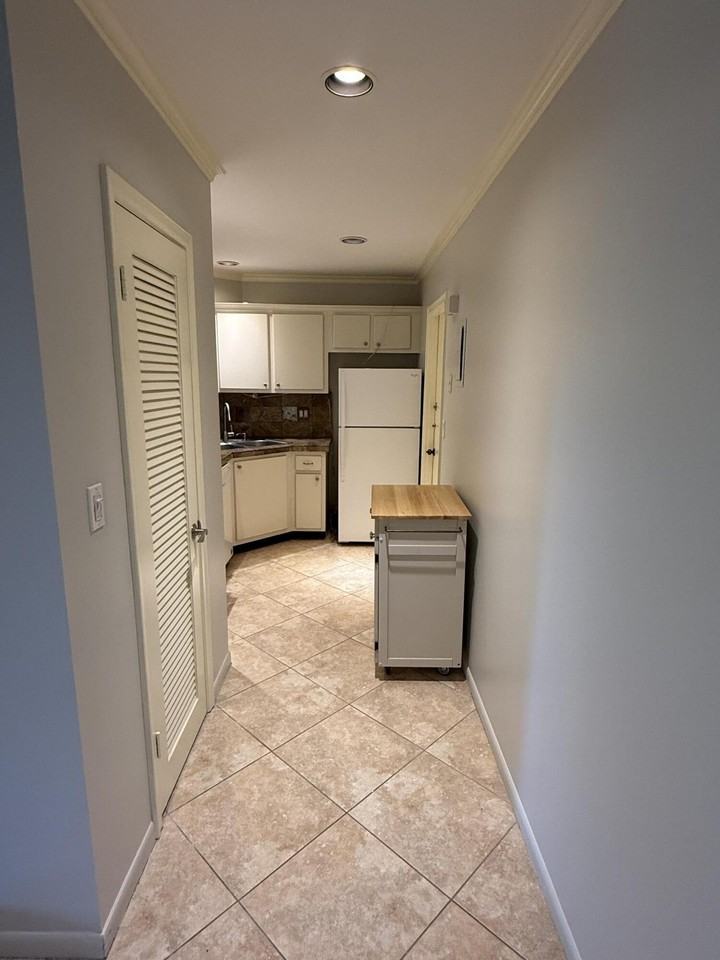 136 Ne 19th Ct Apt 220f - Photo 6 of 17