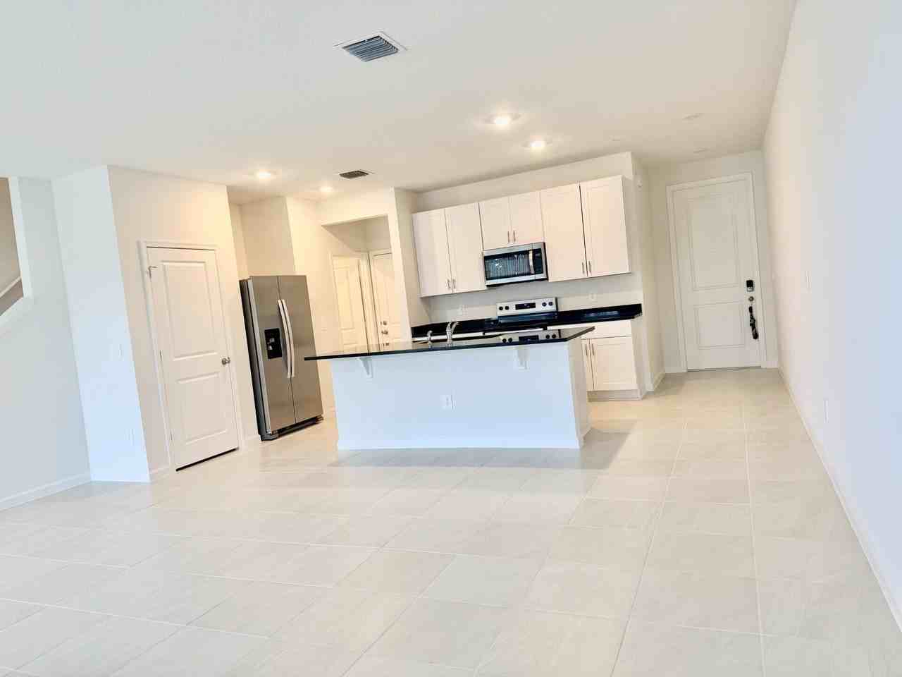 586 Salisbury Cir - Photo 3 of 21