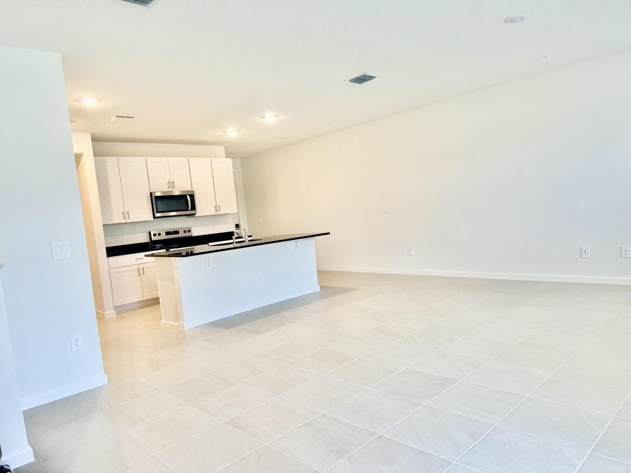 586 Salisbury Cir - Photo 4 of 21