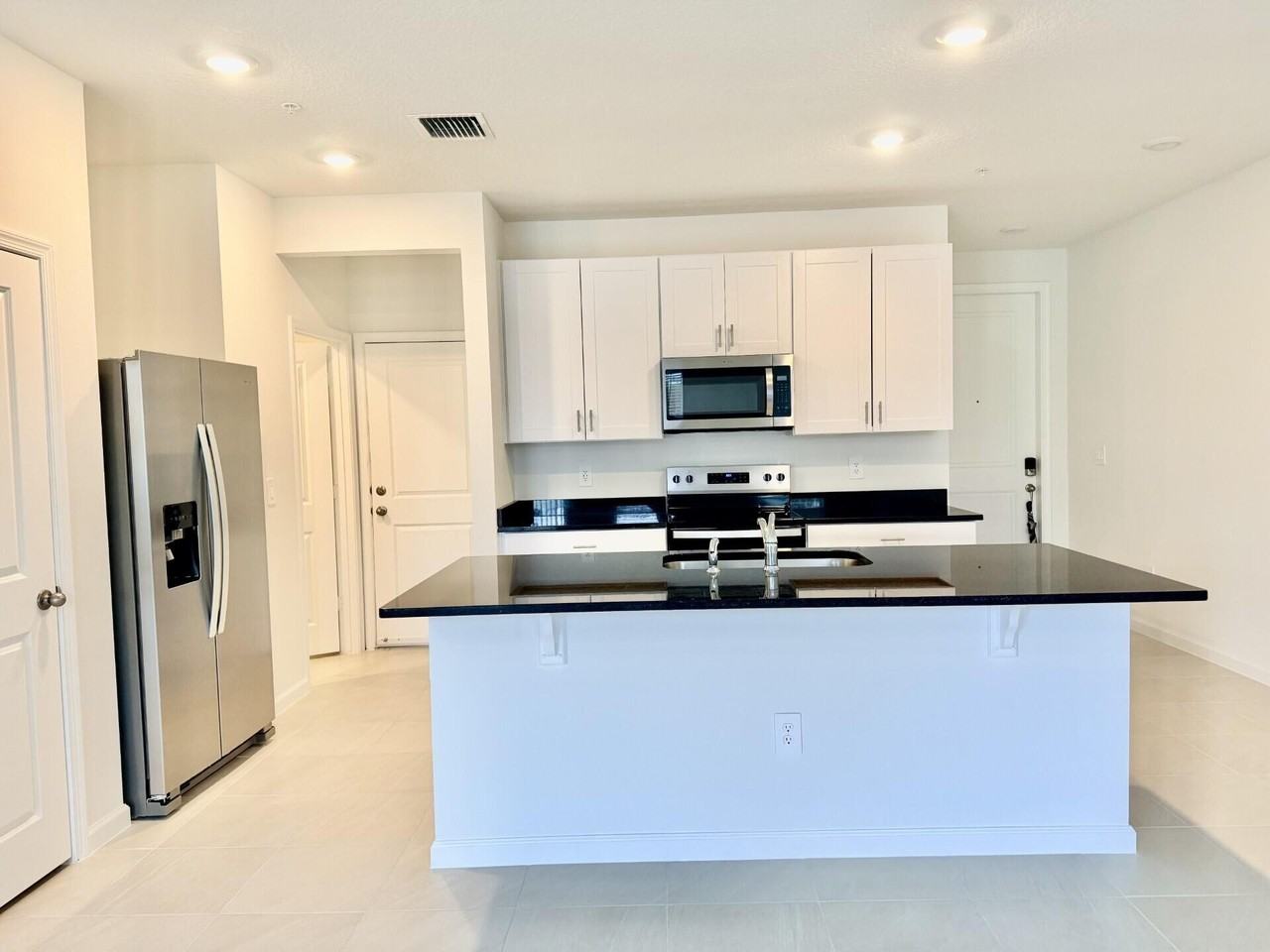 586 Salisbury Cir - Photo 5 of 21