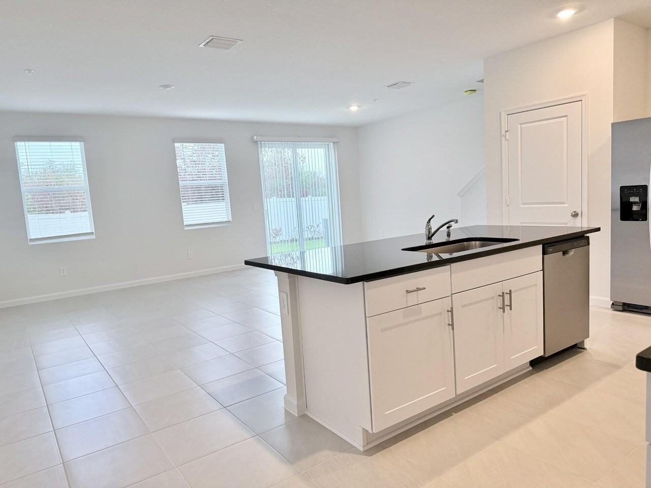 586 Salisbury Cir - Photo 6 of 21