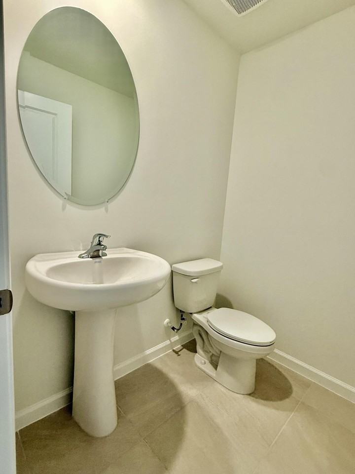 586 Salisbury Cir - Photo 7 of 21