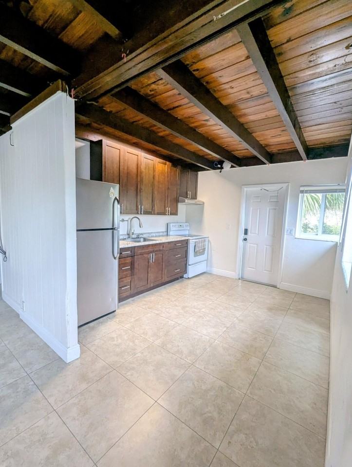 321 Se 15th Ave Apt A5 - Photo 3 of 12