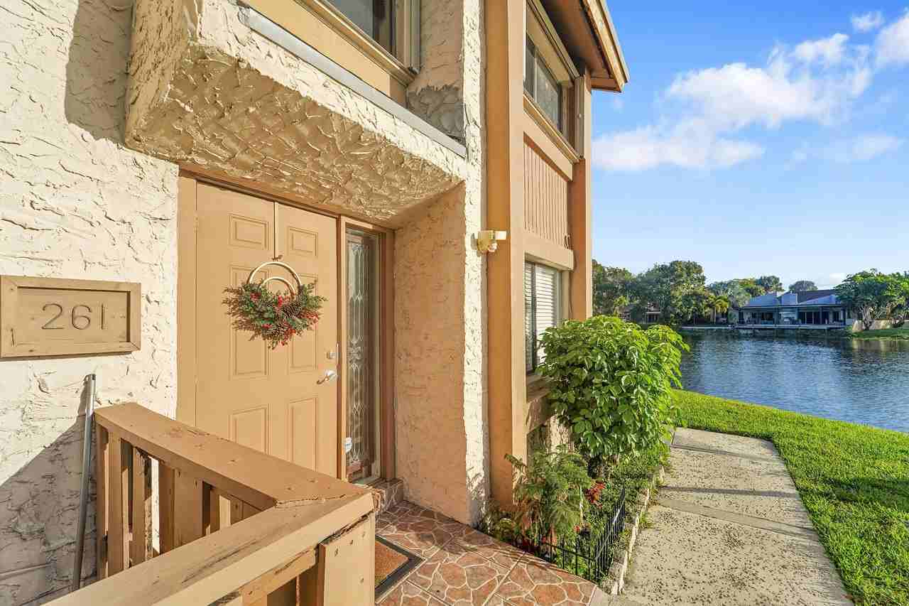 261 Wimbledon Lake Dr