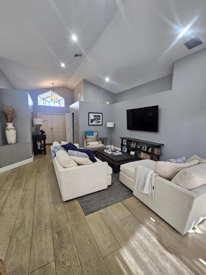 2053 Normandy Cir - Photo 3 of 21